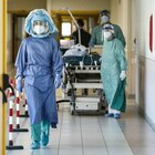 «Omicron pericolosa soprattutto per i non vaccinati», allarme Oms: 15 milioni di casi in 7 giorni, mai così tanti
