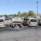 Otto auto incendiate nel parcheggio del siderurgico di Taranto