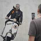 Mourinho come Gregory Peck, il murales a Roma: sulla Vespa 'SpecialOne'