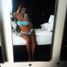 • Selfie in bikini davanti allo specchio: la prova costume è ok 