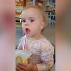 La strana espressione di una bimba che beve la coca cola per la prima volta