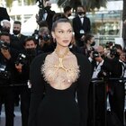 Bella Hadid incanta Cannes con un abito-simbolo