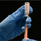 Vaccini Covid e influenzale, rischioso farli a breve distanza? Cosa bisogna sapere (e il nodo varianti)