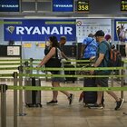 Ryanair, mamma fermata al gate del volo per Maiorca: le figlie di 9 e 11 anni viaggiano senza di lei