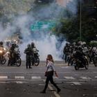 • Paese travolto dalle proteste, Maduro non cede -Fotogallery