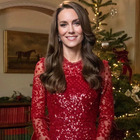 Kate Middleton in rosso natalizio per la cerimonia in onore della Regina Elisabetta: ecco quando