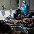 Covid, a Hong Kong è allarme: gli ospedali traboccano, record di morti e obitori al collasso
