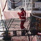 Ocean Viking, sbarcano in 403 a Taranto dopo un viaggio da incubo