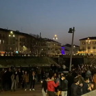 Milano, musica e balli in Darsena per centinaia di ragazzi (anche senza mascherina) nell'ultimo sabato in giallo VIDEO