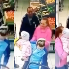 Mamma distratta scambia sua figlia con un’altra bimba: attimi di panico in un supermercato