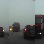 Il folle sorpasso di un camionista nella nebbia