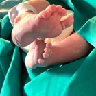 Neonato abbandonato nella pattumiera: la scoperta choc di un passante