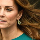 Kate Middleton tradita dall'abito: imbarazzo sul red carpet. Momenti di tensione con William