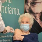 Liliana Segre vaccinata con dose Pfizer al Fatebenefratelli di Milano: accolta da Attilio Fontana e Letizia Moratti