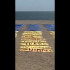 Teli gialli e blu su una spiaggia di Brooklyn per dire no alla guerra in Ucraina