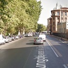 Auto si schianta contro un bus sul Lungotevere a Roma, poi scappa: tre feriti, due in codice rosso
