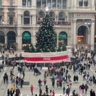 Milano, folla in centro per l’ultimo sabato di shopping prima di Natale