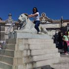 Sfregio alla fontana di piazza del Popolo: a Pasquetta tutti a cavallo dei leoni