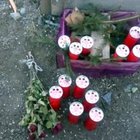 Fiori e candele sul punto dove son morti investiti i sei giovani in Alto Adige