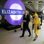 La regina Elisabetta torna in pubblico dopo due mesi: l'inaugurazione della “sua” metropolitana. E fa anche il bilglietto