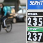 La benzina si infiamma, carburanti alle stelle: diesel sopra i 2 euro. I gestori: «Intervenire sulle accise»