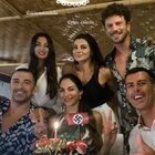Serena Enardu, foto con svastica nazista sulla torta per una festa di compleanno. Poi le scusa