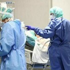 Coronavirus, in Italia 128 morti e oltre 21mila casi positivi con meno tamponi: boom in Lombardia, Campania e Piemonte. Aumentano i malati gravi