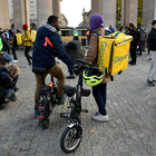 Rider sfregiato dai bulli mentre consegna pizze: Inail lo risarcisce con 30mila euro