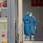 Covid, la Cina dice stop alla quarantena: siti di viaggi presi d'assalto, boom di voli verso l'estero