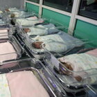 Brescia, ospedale sbaglia... neonata: mamma allatta la figlia di un'altra donna. Scatta la denuncia