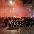Torino, tensione al corteo degli anarchici in piazza Savoia: lanci di bottiglie e petardi contro la polizia