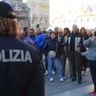 Trieste, no vax insultano giornalisti e polizia davanti al municipio