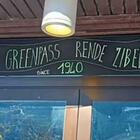 Green pass come i lager, scritta choc in un pub. Il proprietario no vax: «Solo goliardia»