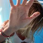 Donna violentata nel centro massaggi a Milano da un rapinatore riuscito a fuggire