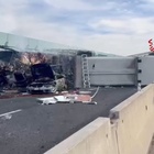 Tir, camper e auto: inferno in autostrada, fiamme e due morti