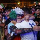 Caroselli per le strade: l'Italia è in festa