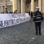 Striscione a San Pietro: «Santità faccia chiarezza sulle famiglie gay». L'autore è un ragazzo cattolicissimo