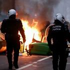 Bruxelles, scontri al corteo contro le misure anti-Covid. Petardi sulla polizia, gli agenti usano gli idranti. Venti arresti