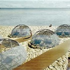 In spiaggia nelle cupole in bamboo e separati dalle corde: le nuove proposte dopo il plexiglass