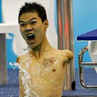 Paralimpiadi, la favola di Zheng Tao: 4 medaglie nel nuoto senza braccia
