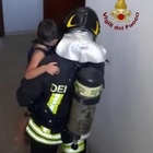 Roma, incendio in un appartamento: i vigili del fuoco salvano una famiglia con bambini