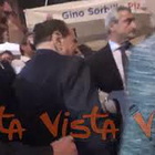 "Silvio sei grande", Berlusconi acclamato all'uscita della pizzeria Sorbillo a Napoli