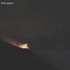 Stromboli, due forti esplosioni del vulcano: le spettacolari immagini