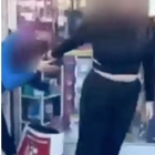 Rissa tra adolescenti a Palermo: ragazza tirata per i capelli e presa a calci e pugni, il video choc
