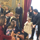Ginevra Meloni ruba la scena: la figlia di Giorgia saltella con lo zainetto e si siede accanto al papà