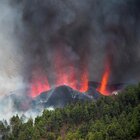 Canarie, eruzione del vulcano Cumbre Vieja di La Palma: la lava sfiora le case, 2.000 evacuati