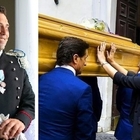 Carabiniere ucciso, le lacrime della moglie alla camera ardente di Mario Cerciello Rega. OGGI I FUNERALI