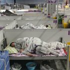 Shanghai, impiegati costretti a dormire al lavoro anche dopo il lockdown per permettere la riapertura delle aziende