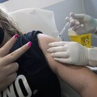 Curva dei contagi in aumento, nuovo appello della Asl agli under 60 e ai giovani: «Vaccinatevi»