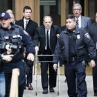 New York, al via il processo per stupro contro Weinstein arrivato con un deambulatore